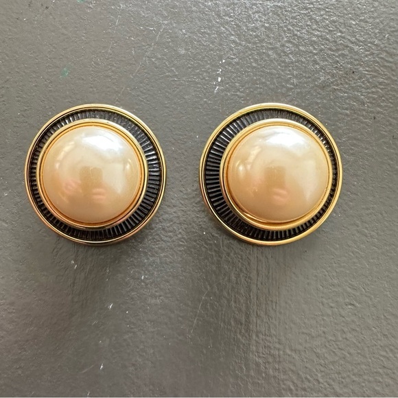 Vintage Oversized Faux Pearl Earrings Gold Tone Textured Rim Clip On 80s 90s - Picture 6 of 8